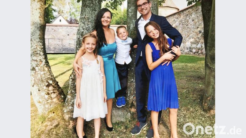 Ein Bild aus unbeschwerten Zeiten: Familie Tölzer mit Mama Renate, Vater Ronny, den Töchtern Jana (rechts) und Marie (links) sowie dem jüngsten Spross Paul (Mitte). Bild: exb