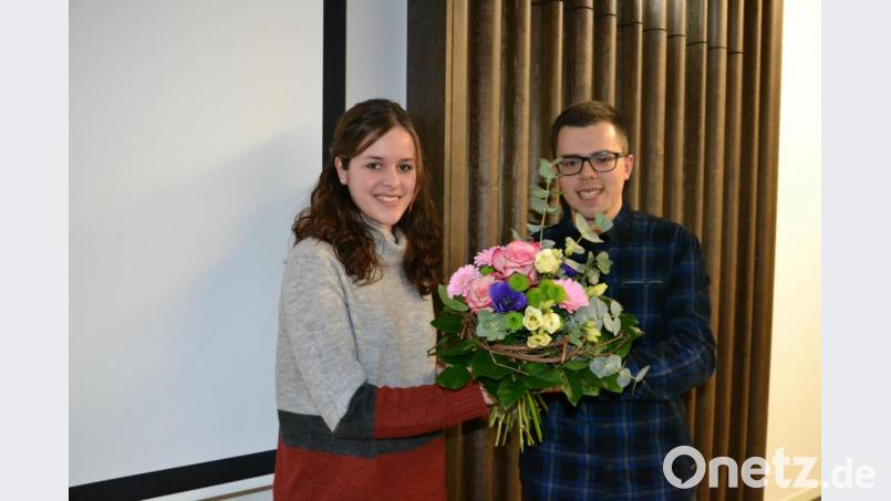 Einen Blumenstrauß erhielt Julia Pöllmann von Tobias Wedlich, dem stellvertretenden Sprecher des Jugendstadtrats Waldsassen, nach der Präsentation des neuen Logos im Rathaussaal. Bild: pz