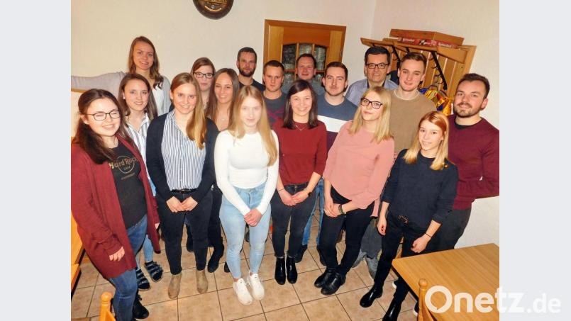 Der neue Vorstand mit Vorsitzender Steffi Popp (Vierte von rechts) im Kreise der Ehrengäste. Bild: hai