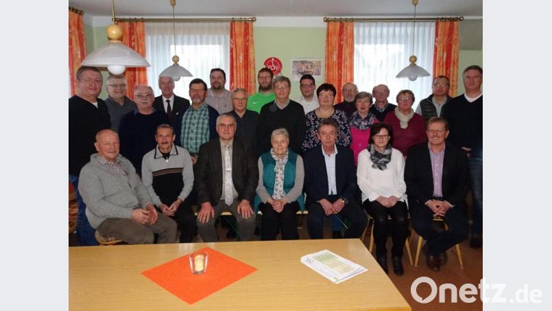 Die neu gewählte Vorstandschaft des Obst- und Gartenbauvereins Pfreimd mit Bürgermeister Richard Tischler (vorne, Dritter von links) und dem wiedergewählten Vorsitzenden Reinhold Kumeth (vorne, rechts). Bild: hm