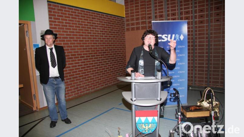 Krummennaab sei schon außergewöhnlich meinte Humorist Oppl, der von der Security begleitet wurde: Im Ortsnamen seien je 2 „m“, „n“ und „a“ vorhanden. „Das kann nicht jede Gemeinde von sich behaupten.“ Bild: wro