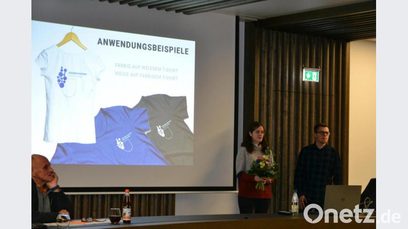 Bei der Präsentation stellte Julia Pöllmann auch die verschiedenen Möglichkeiten vor, wo das Logo eingesetzt werden kann. Bild: pz