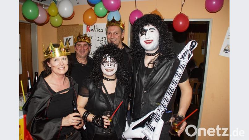 Könige und Kiss-Musiker waren beim &quot;Alles-K-Fasching&quot; im Sportheim dabei. Bild: mmj