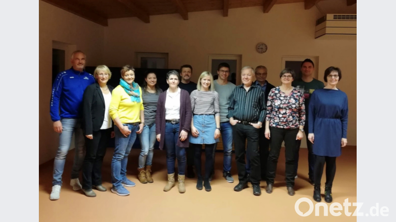 Die erwachsenen Teilnehmer, die das Sportzeichen ablegten, mit DJK-Vorsitzendem Markus Bauer und Trainerin Cordula Schmidt (von links) sowie Abteilungsleiterin Evi Kopp und Trainer Holger Buhl (von rechts). Bild: tra