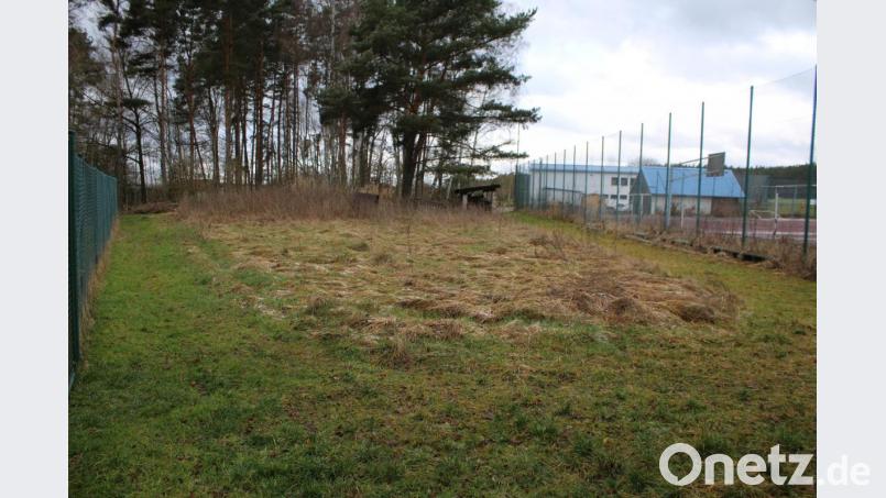 Auf der Wiese hinter dem Tennisplatz soll der Bauwagen von &quot;Rio Nero&quot; einmal stehen. Der Zugang soll über den Feldweg von links erfolgen. Bild: sne