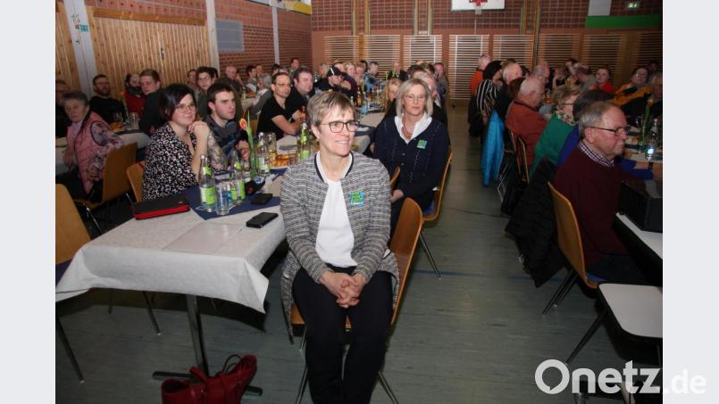Marion Höcht (vorne) war zufrieden. Der Wahl- bzw. Vorstellungsabend war ein voller Erfolg. Bild: wro