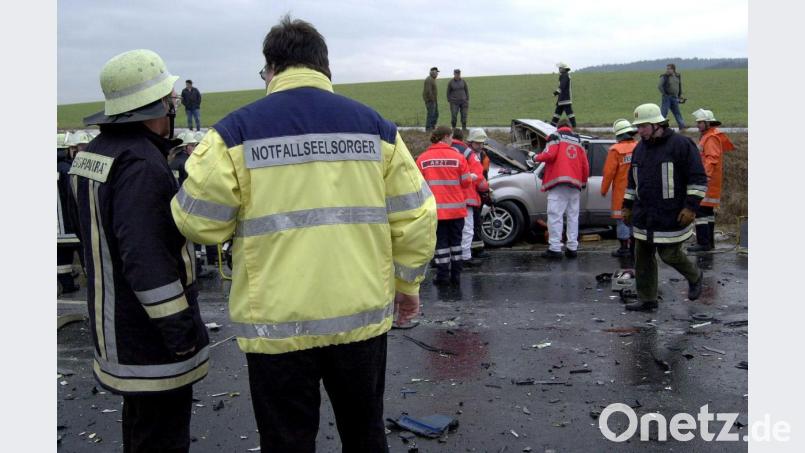 Notfallseelsorger werden von der Leitstelle alarmiert, so wie andere Hilfskräfte auch. Am häufigsten haben die Seelsorger aber nicht mit Unfallopfern zu tun, sondern werden zu häuslichen Todesfällen gerufen. Oder sie unterstützen die Polizei beim Überbringen von Todesnachrichten. Bild: Alexander Unger