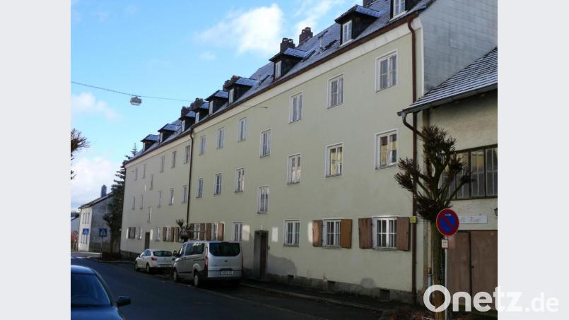 Dort, wo jetzt noch das Anwesen Adalbert-Stifter-Straße 2 bis 4 (Bild) steht, soll neuer Wohnraum entstehen. Die Stadt hat jetzt die Kewog mit der Projektierung für das Vorhaben beauftragt. Bild: kgg