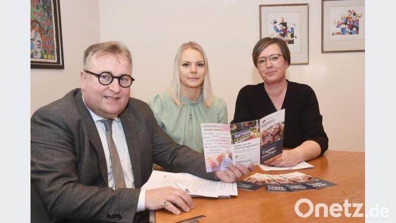 Sie hoffen auf Verstärkung mit angehenden Tagesmüttern und -vätern: (von links) Sozialdezernent Wolfgang Hohlmeier, Leila Smekal, zuständig für die Fachstelle Kindertagesbetreuung bei der Stadt Weiden, und Tagesmutter Alexandra Ermer-Hagn. Bild: Gabi Schönberger