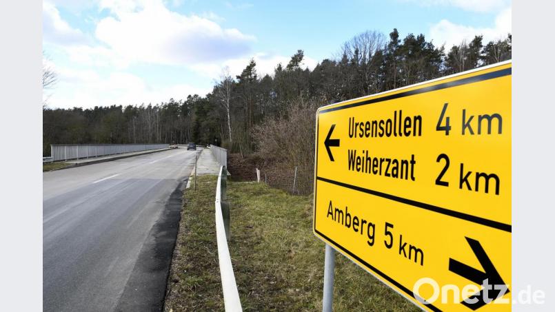 Bei Ullersberg führt eine Brücke über die Bundesstraße 299. Hier wäre die Zufahrt zum interkommunalen Gewerbegebiet entstanden. Bild: Petra Hartl