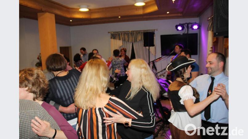 Das „Duo Allerhand“ (rechts, im Hintergrund) heizte den tanzfreudigen Ballgästen ein, darunter auch Feuerwehr-Vorsitzender Reinhard Biegerl (rechts) ein. Bild: frd