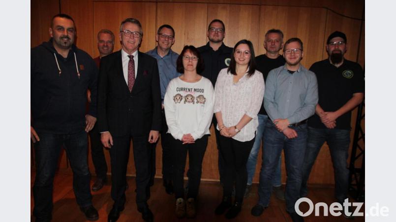 Das Vorstandsteam des Fischereivereins Stiftland. Von links, Herbert Walenta,Thomas Blei, Bürgermeister Franz Stahl, Stefan Dorsch, Anita Köppl, Vorsitzender Andre Röckl, Nina Rath, Markus Rath, Norman Langenhan und Daniel Härtl. Bild: kro