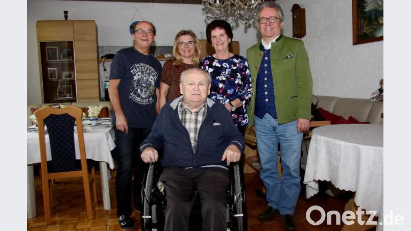 Über zahlreiche Glückwünsche zu ihrem 80. Geburtstag freute sich Erika Bauer (Zweite von rechts). Zu den Gratulanten zählten Tochter Helga Leißner, Schwiegersohn Anton Leißner, Bürgermeister Toni Dutz (rechts) und Ehemann Anton Bauer. Bild: wro