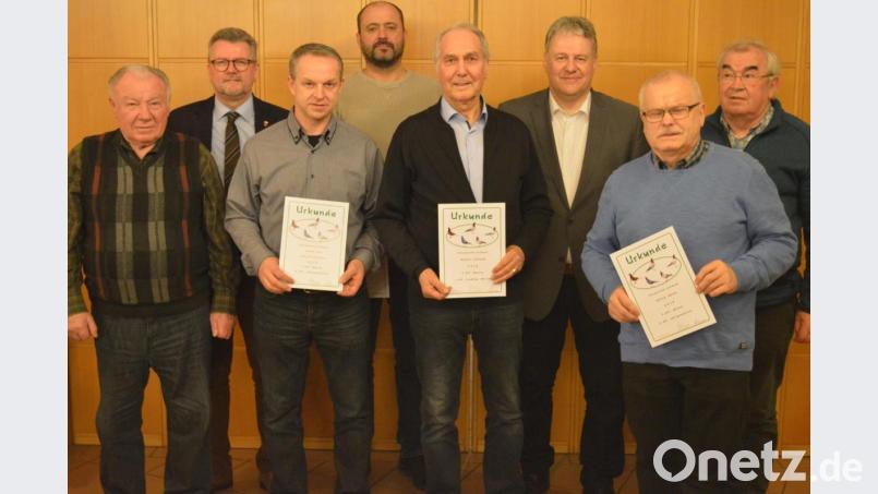 Die Stadt- und Einsatzstellenmeister 2019: Von links Georg Eichenseer sen., Bürgermeister Michael Göth, Georg Eichenseer jun., Hans Pirner, Walter Schlenk, Landrat Richard Reisinger, Alfred Heinz und Werner Troidl. Bild: sc