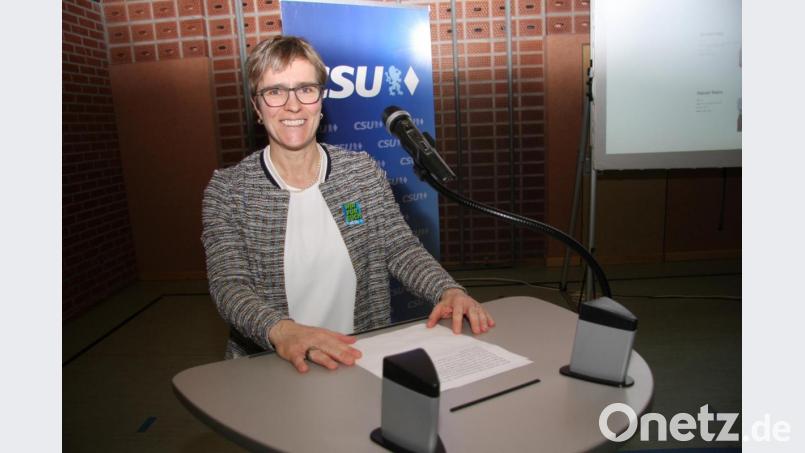 Marion Höcht möchte Bürgermeisterin werden. In der Krummennaaber Mehrzweckhalle stellte sie ihre Ziele vor, um ihr Ansinnen, Nachfolgerin von Uli Roth zu werden, damit zu untermauern. Bild: wro