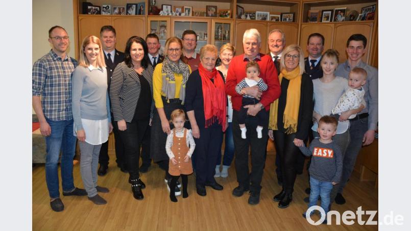 Karl Wührl (Sechster von rechts) feierte am Dienstag seinen 80. Geburtstag. Alles Gute wünschten neben Ehefrau Agnes (links neben dem Jubilar), die Kinder, Enkel und Urenkel sowie die Feuerwehr Leonberg mit Vorsitzenden Bernhard Lindner (Dritter von rechts) und Bürgermeister Johann Burger (Fünfter von rechts). Bild: jr