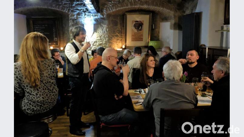 Günter Graf kann sehr viele Details zu den verschiedenen Whiskys erzählen. Bild: twi