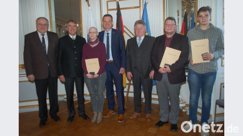 Regierungspräsident Axel Bartelt (Zweiter von links) ehrt Justin Fischer (mit Urkunde, von rechts), Peter Faget und Sandra Albert. Bild: gib
