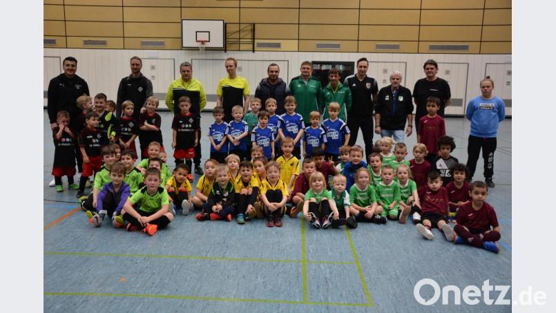 Die G-Junioren waren die jüngsten Teilnehmer des Hallenturniers. Im Bild die sechs Mannschaften mit Trainern und Betreuern. Bild: jr