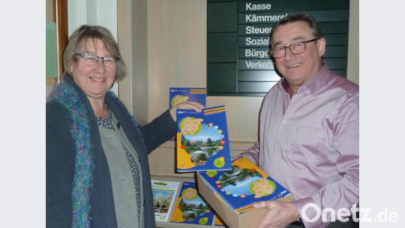 Verbund-Koordinatorin Carolin Schmuck übergibt die neuen VHS-Programmhefte an Michael Hösl. Dieser kümmert sich um die Auslegung und ist als Vorsitzender des VBW Oberviechtach-Schönsee der regionale Ansprechpartner. Bild: Portner