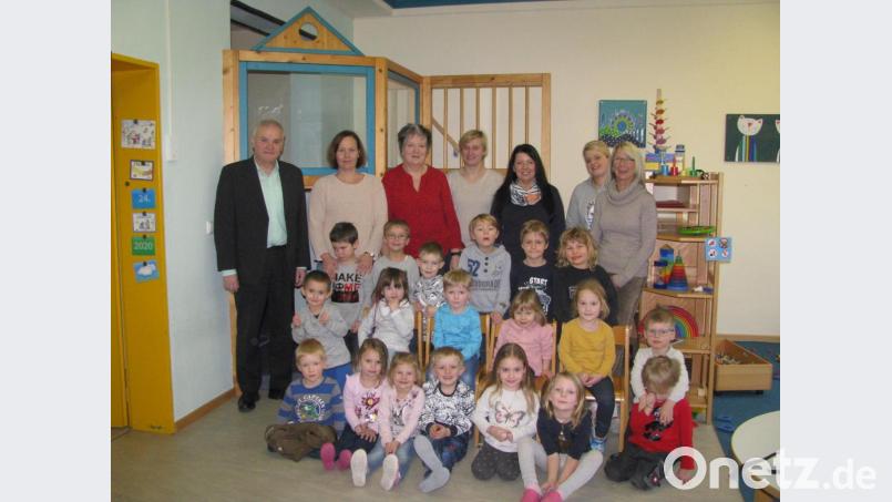 Leiterin Ingrid Hofmann (rechts), Geschäftsleiterin Kathrin König (hinten Mitte), Bürgermeister Günter Kopp (links), ihre Kolleginnen sowie die Kinder hießen Marion Schoberth (hinten, Dritte von rechts) willkommen. Bild: exb/Gemeinde Kulmain