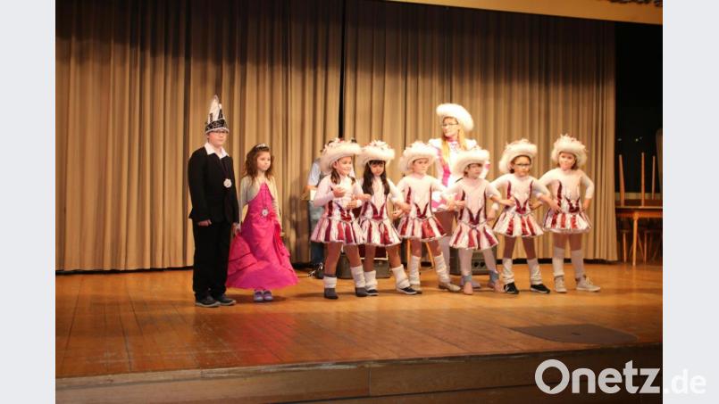 Das Kinderprinzenpaar Lena I. und Maximilian I., die Tanzinis und Trainerin Claudia Meier stehen beim Grafenwöhrer Kinderfasching auf de Bühne. Bild: sne