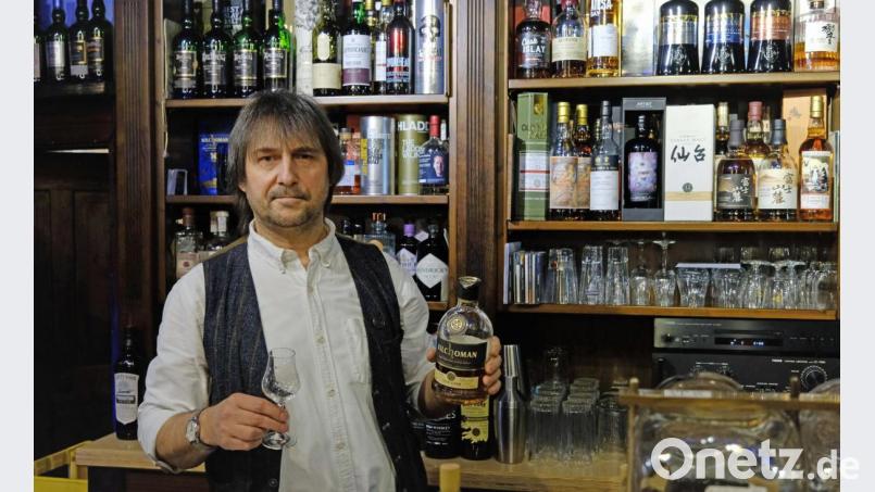 Gastgeber und Whiskyexperte Günter Graf vor seinem Whiskyschrank Bild: twi