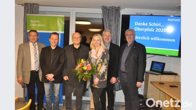 Als Bezirkssieger fahren Anna-Lena Mayer (Dritte von rechts), Karl-Heinz Grollmisch (Vierter von rechts) und Markus Haase (Fünfter von rechts) nach München. Es gratulierten Bezirksschiedsrichter-Ausschussmitglied Alfons Weigert (links), Bezirksschiedsrichterobmann Andreas Allacher (Zweiter von rechts) und Bezirksvorsitzender Thomas Graml (rechts). Bild: exb
