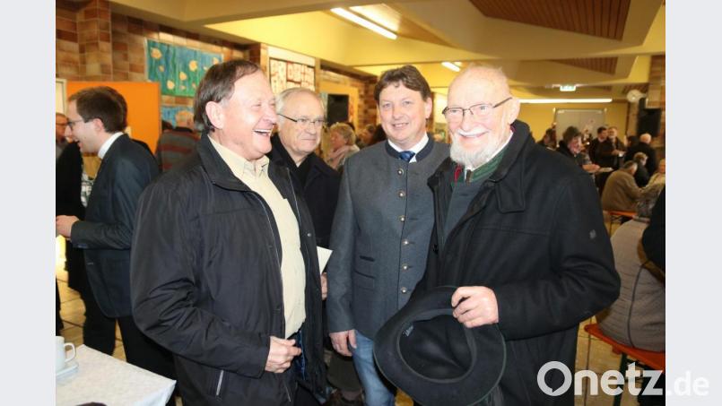Viele Freunde und Bekannte kamen, um Richard Salzl (rechts) zu gratulieren – unter ihnen Altbürgermeister Johann Prifling, Pfarrer i.R. Johann Schächtl und Zweiter Bürgermeister Andreas Altmann (von links). Bild: ral