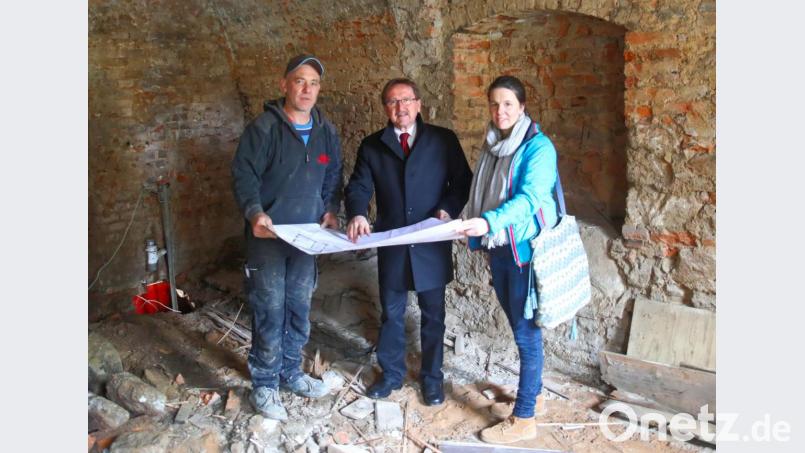 (von links) Achim Gmeiner von der Baufirma Janner, Bürgermeister Hans Donko und die Museumsleiterin des Dokumentationszentrums, Dr. Kerstin Pöllath. Bild: JOCHEN NEUMANN 
ERBENDORF