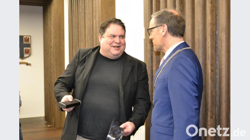 Der neue CSU-Stadtrat Florian Rüth nach der Vereidigung durch Bürgermeister Bernd Sommer. Bild: pz