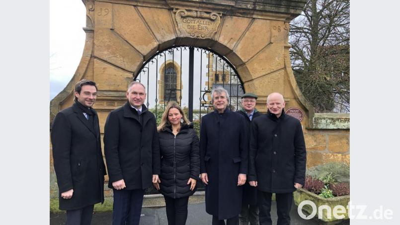 Bei seinem Besuchs macht sich Regierungspräsident Axel Bartelt (Vierter von links) gemeinsam mit Landtagsabgeordneten Stephan Oetzinger (links) und Bürgermeister Richard Kammerer (Zweiter von links) ein Bild von der Situation vor Ort am Manteler Marktplatz. Bild: knh