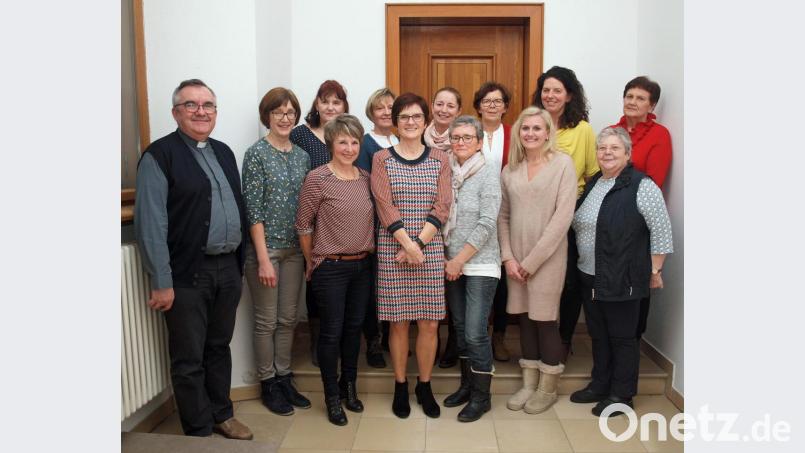 Neues Vorstandsteam
Pfarrer Slawomir Niemczewski (links) und Bezirksvorsitzende Irene Zellner (vorne rechts) gratulierten dem neugewählten Führungsteam. Bild: sön