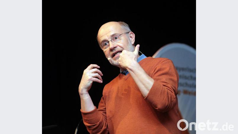 Harald Lesch in seinem Element: Bei einem Vortrag im Musikomm stemmte sich der TV-Moderator und Uni-Professor gegen Fake Science, Fake News und die Hassstruktur im Internet. Bild: Wolfgang Steinbacher