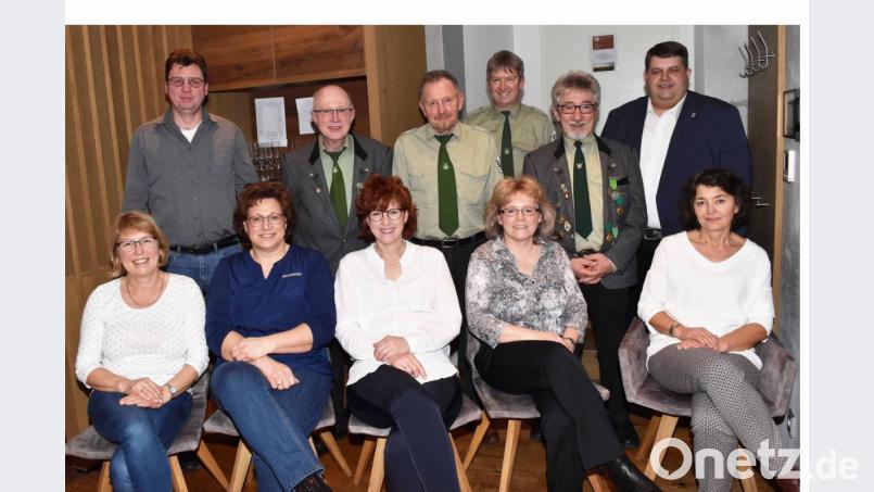 Die Vorstandschaft des Schützenvereins Illschwang mit dem neuen 1.Schützenmeister Werner Gleißner (stehend, Zweiter von links) und dem ebenfalls neuen 2.Schützenmeister Albert König (stehend, Dritter von links); rechts stehend Bürgermeister Dieter Dehling. Bild: no