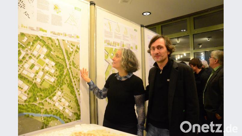 Die Sieger Angelika Zwingel und Florian Dilg präsentieren ihren Planungsentwurf. Bild: Kunz