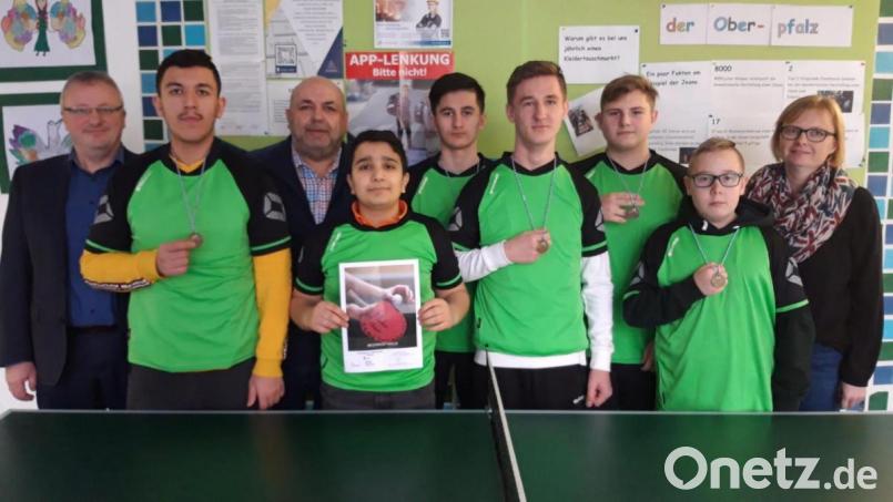 Auf dem Bild von links: Rektor Udo Leitz, Kheiri Jomaa, Betreuer Thomas Gebele, Ayoub Alsalem, Artur Iliasov, Alex Gonsior, Arthur Freis, Ronny Pauli und Konrektorin Stefanie Löffler. Zum Team gehören außerdem Noel Terschüren und Felix Stawarz. Bild: gel