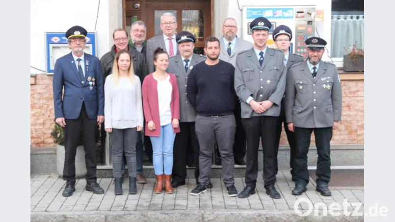 Marcel Meier (Dritter von rechts) steht nun der SuKK Nabburg vor. Sein Stellvertreter wurde Thomas Feldbauer (Fünfter von rechts). Bild: ral