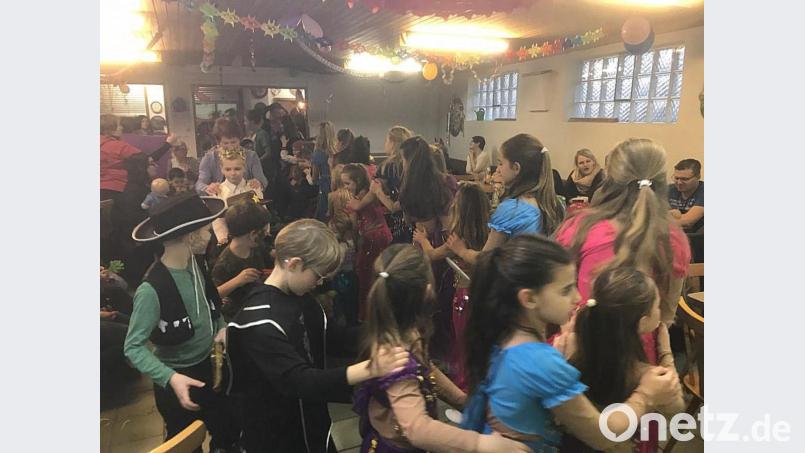 "Herr Wirt, die Schützen haben jetzt Pause, wir rollen ihr Vereinslokal von hinten auf." Mit einer Polonaise quer durch den Schützensaal - das machte den Ransbacher Kindern Spaß. Bild: bö