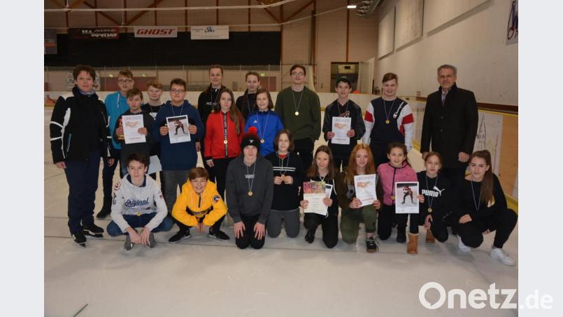 Unser Bild zeigt die vier Oberpfalzmeister beim Bezirksfinale der Eisschnellläufer der Oberpfälzer Schulen. Drei der Titelträger stellt die Otto-Wels-Mittelschule Mitterteich, ein Sieger kommt vom Erasmus-Gymnasium Amberg. Sie vertreten die Oberpfalz beim Bayernfinale am 12. Februar in Inzell. Bild: jr