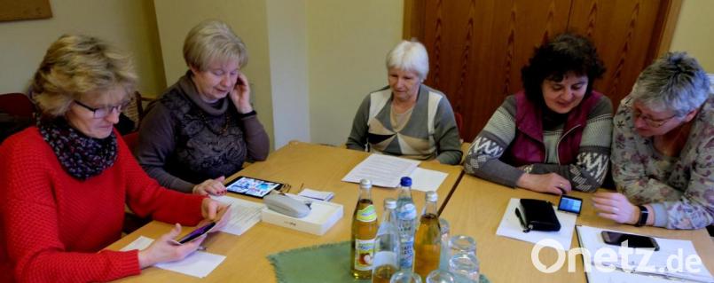 Auch in diesem Jahr ist der Tablet- und Smartphonekurs des Evangelischen Frauenbundes im Gemeindehaus gut besucht. Bild: le