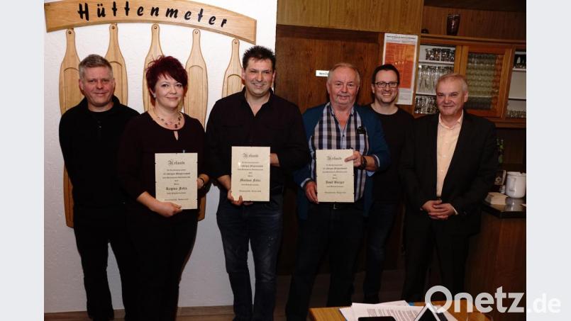 Der Heimatverein ist der Motor des Ortes und der Dorfgemeinschaft. Treue Mitglieder geben ihm Kraft. Für 25 Jahre Mitarbeit ehrten Vorsitzender Wolfgang Nickl (links), Bürgermeister Günter Kopp und Schriftführer Thomas Seidl Josef Burger sowie Markus und Regina Felix (von rechts). Bild: bkr