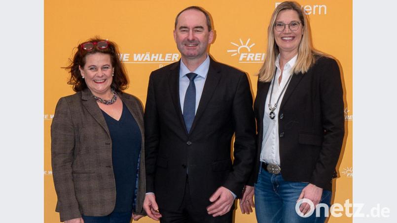 Ob der Draht zur Hubert Aiwanger was bringt? Petra Baierl (links) und Sonja Bodensteiner (rechts) lassen jedenfalls nichts unversucht in Sachen Stromtrasse. Bild: fz