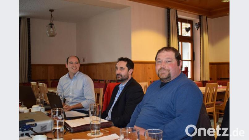 Stellvertretender Vorsitzender Egon Hausladen (rechts), Lorenz Snack-World Mitarbeiter Mathias Kick (Mitte) und Erzeugerberater Sebastian Betz (links) informierten die Kartoffelbauern über die neuesten Entwicklungen in der Branche. Bild: bnr