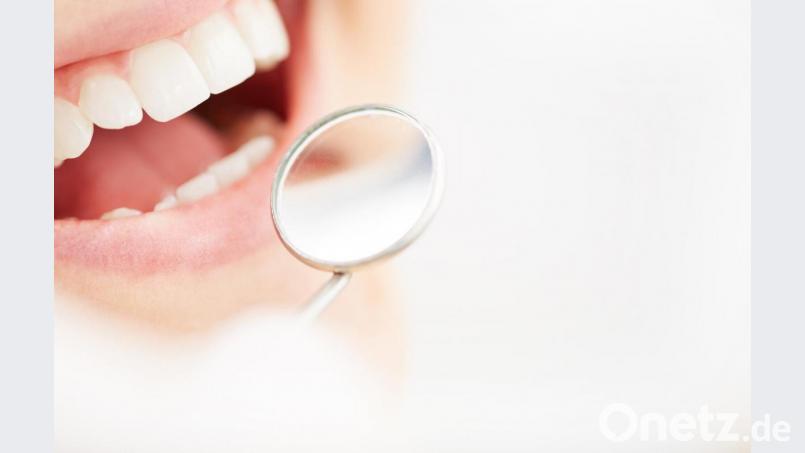 Close-up of open mouth during oral checkup at the dentist’s Bild: ©pressmaster - stock.adobe.com