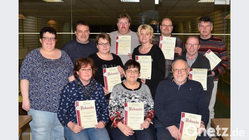 All seine Gründungsmitglieder ehrt der Theaterverein &quot;Dorfbühne&quot; für 25 Jahre Treue bei der Jahreshauptversammlung im &quot;Keglerstüberl&quot; des Hans-Sommer-Sportheims. Bild: fjo