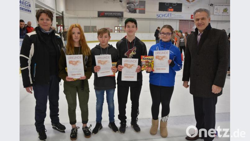 Die vier schnellsten Eisschnellläufer auf dem Mitterteicher Eis beim Bezirksfinale wurden gesondert geehrt. Das Besondere dabei, alle vier Zeitschnellsten der Altersklassen kommen aus dem Landkreis Tirschenreuth. Im Bild (von links) Kreisobfrau Tanja Zeus, Samira Gleißner, Fabian Ernstberger, Marc Schwartling, Emely Kuiper und Bürgermeister Roland Grillmeier. Bild: jr