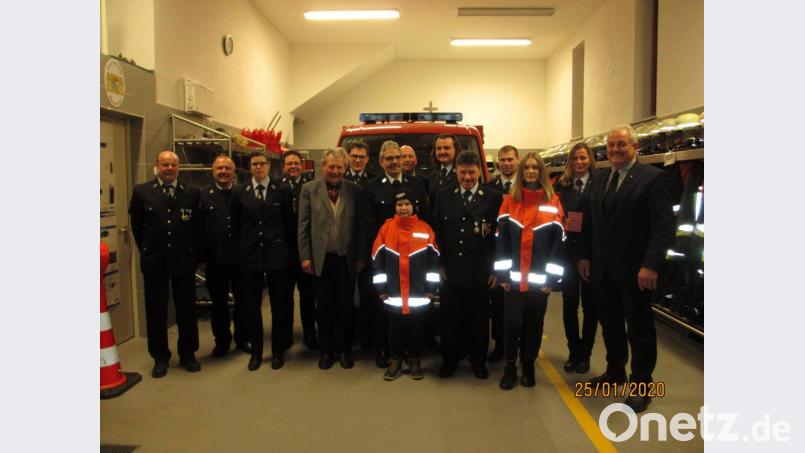 Ehrungen gab es bei der Feuerwehr Pfaffenreuth für langjährige Mitglieder, erfolgreiche Lehrgangsteilnehmer und Unterstützer. Im Bild (von links) Werner Dietrich, Wolfgang Lang, Eva Dietrich, Markus Klemt, Robert Treml, Michael Seitz, Paul Seitz, Andreas Kolb, stellvertretender Kommandant Matthias Bothe, Vorsitzender Max Ernstberger, Kommandant Konrad Kolb, Andreas Stock, Anna Ernstberger, Martina Kropf und Bürgermeister Johann Burger. Bild: Martina Kropf/exb