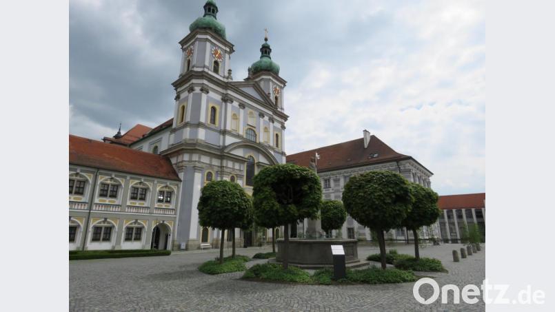 Im Sanierungsgebiet Waldsassen unter den Türmen der Basilika (Bild) gelten bei Bauvorhaben besondere Regeln. Sie sind in der Gestaltungssatzung festgeschrieben, die etwa Werbeanlagen nur unter gewissen Voraussetzungen erlaubt. Archivbild: ubb