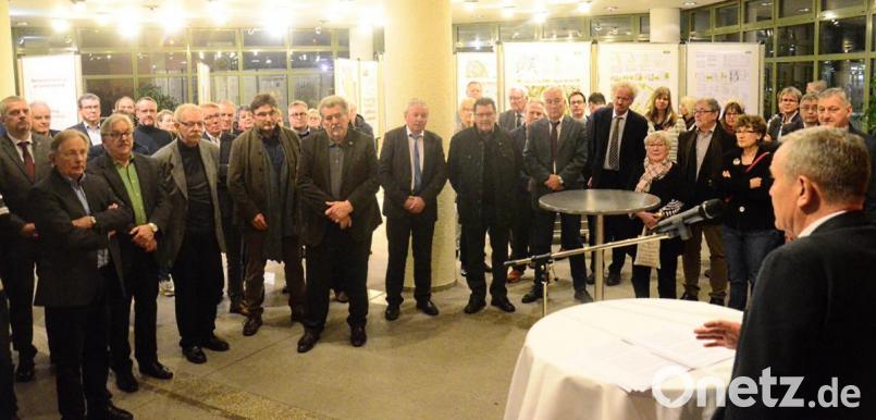 Oberbürgermeister Kurt Seggewiß eröffnet im Neuen Rathaus die Ausstellung &quot;Wohnbaulandentwicklung Turnerbund&quot; mit den Beiträgen aus dem Architekturwettbewerb. Bild: Kunz